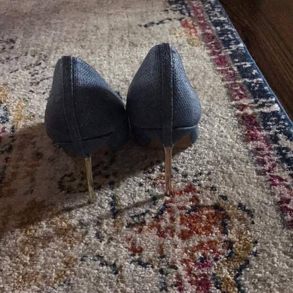 Wild Pair Pumps! Textured blue with metal heel! - Picture 5 of 6